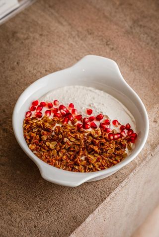 Д. Творожная масса с гранолой.