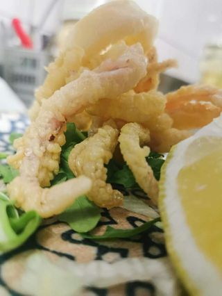 Fritto di calamari e gamberi