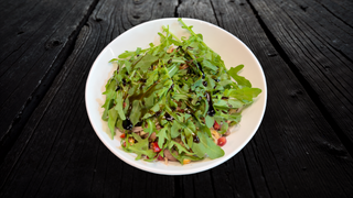 ქათმის სალათი ლობიოთი და ნიგვზით