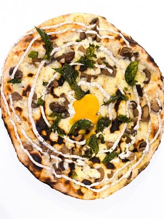 Pizza De Huevos Y Trufa
