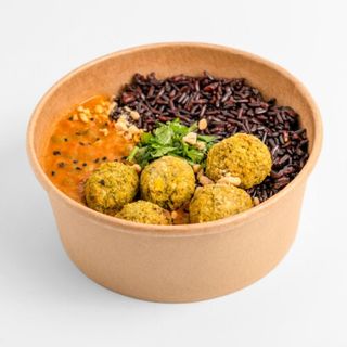 Czarny ryż z gulaszem tajskim i klopsami wieloroślinnymi