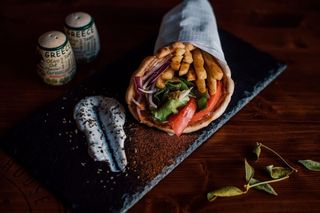 Souvlaki pita pui & bacon