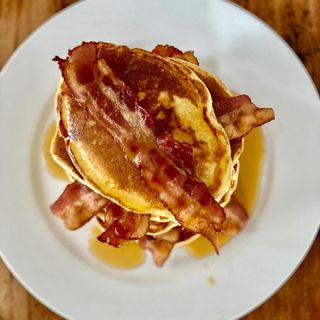 Панкейки зі смаженим беконом та яйцями (360г)