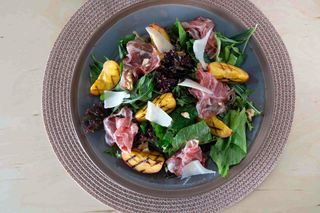 სალათი პროშუტოთი