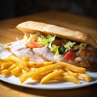 Panino con porchetta d'Ariccia e contorno
