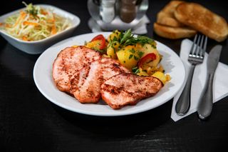 Pastrama de porc cu cartofi taranesti