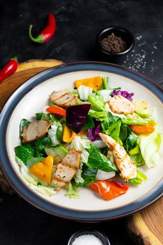 Теплый салат с курицей гриль