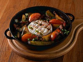 Запечений камамбер з картоплею та беконом (350г)