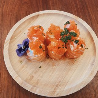 m25. Gunkan de salmao /6 pecas