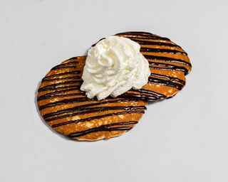 Tortitas Con Nata Y Sirope