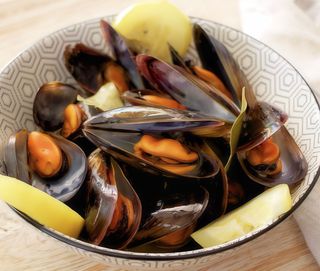 Mejillones al vapor con salsa de azafrán y ajo