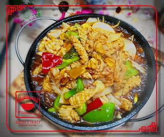 G17 კალმარი ჩაშუშული ცხარე საწებელში თუჯის კეცზე