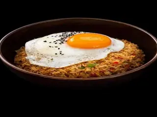Arroz frito con pollo