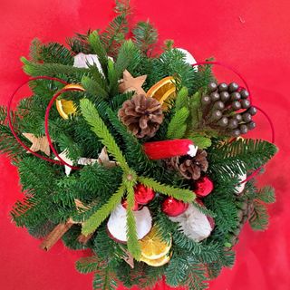 centro tavolo natalizio con base in legno