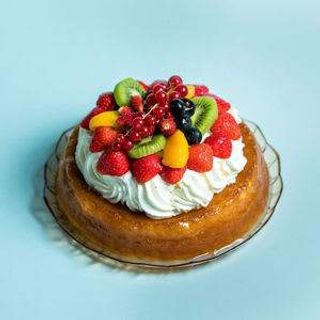 Savarin con panna e frutta