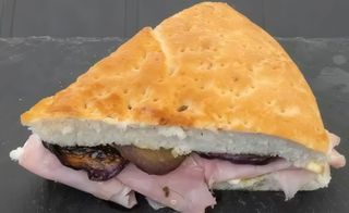 Salame, melanzane grigliate e maionese al trancio