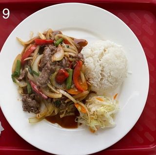 9 Smażona wołowina z cebulą, czosnkiem i warzywami