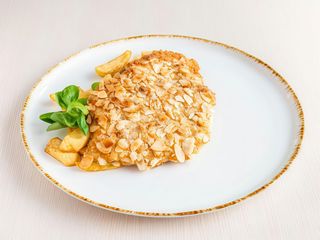 Sznycel drobiowy w migdałowych płatkach, frytki, surówka