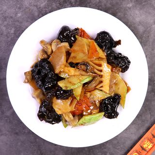 11. Пържени бамбукови стръкчета и черни гъби (300г)