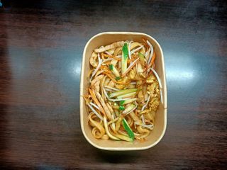 50. Ramen saltato con carne e verdure