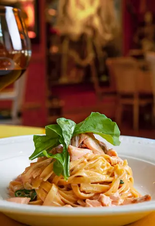 Fettuccine con salmón y rúcula