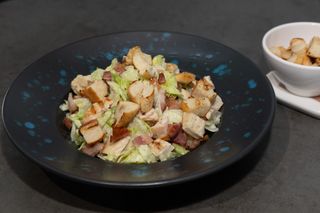 Salata Caesar cu piept de pui