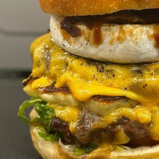 Double Hyped burger, cartofi copti cu parmezan