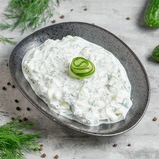 Քամած մածուն վարունգով