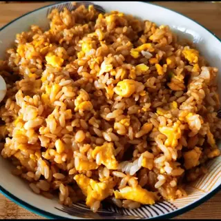arroz frito Negro con pollo picado