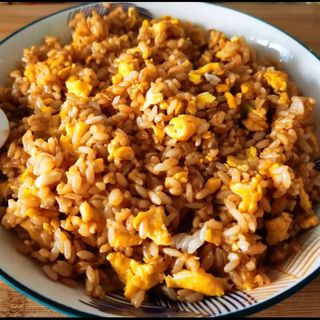 arroz frito Negro con pollo picado