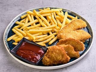 Nuggetsy z kurczaka 5 szt. + frytki