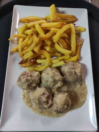 Croquetas Caseras Con Patatas Fritas