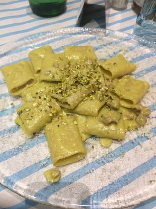 Paccheri con pistacchio, provola e salsiccia