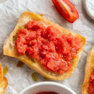 Tostada Con Mantequilla y Mermelada o Tomate