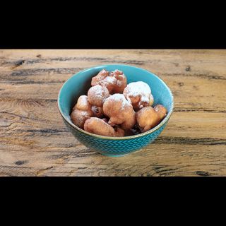 Domaće fritule s organskim šećerom šećerne trske u prahu