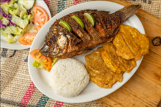 Pescado frito con patacones, ensalada y arroz de coco