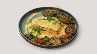 Филе от сьомга с пюре от грах и сос Холандес