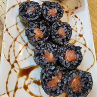 Макі з лососем та чорним рисом (175 гр)