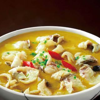 酸菜鱼Lubina con verdura encurtida y fideos 