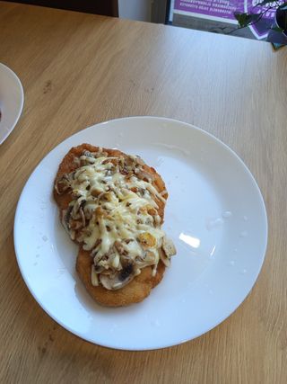 Kotlet schabowy z pieczarkami i serem