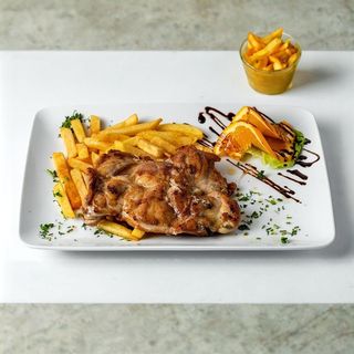 Pileći batak sa pomfritom