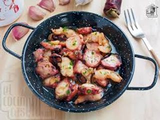 Cazuela De Pulpo Y Gambón Al Ajillo