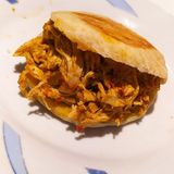 Arepa de pollo mechado