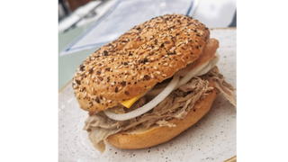 Bajgiel z pieczoną szynką