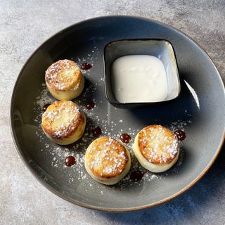 Cирники зі сметаною 