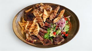 Mesna plata, lepinja, luk i prilog