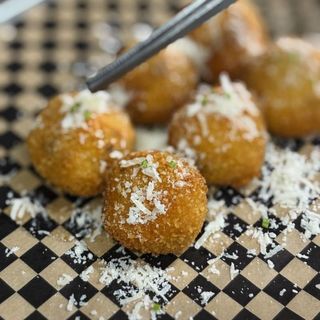Croquetas Caseras de queso de cabra y cebolla caramelizada (6 unid.)