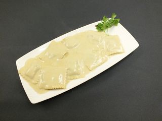 Ravioli rellenos de foie y trufa con crema de hongos