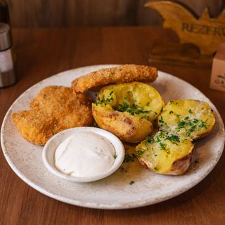 PUI PANKO, CARTOFI COPȚI CU UNT ȘI USTUROI & GARLIC SOS