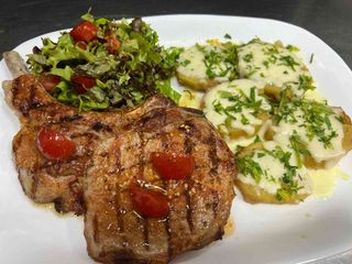 Tomahawk de porc Fragezit, cartof copt si salata